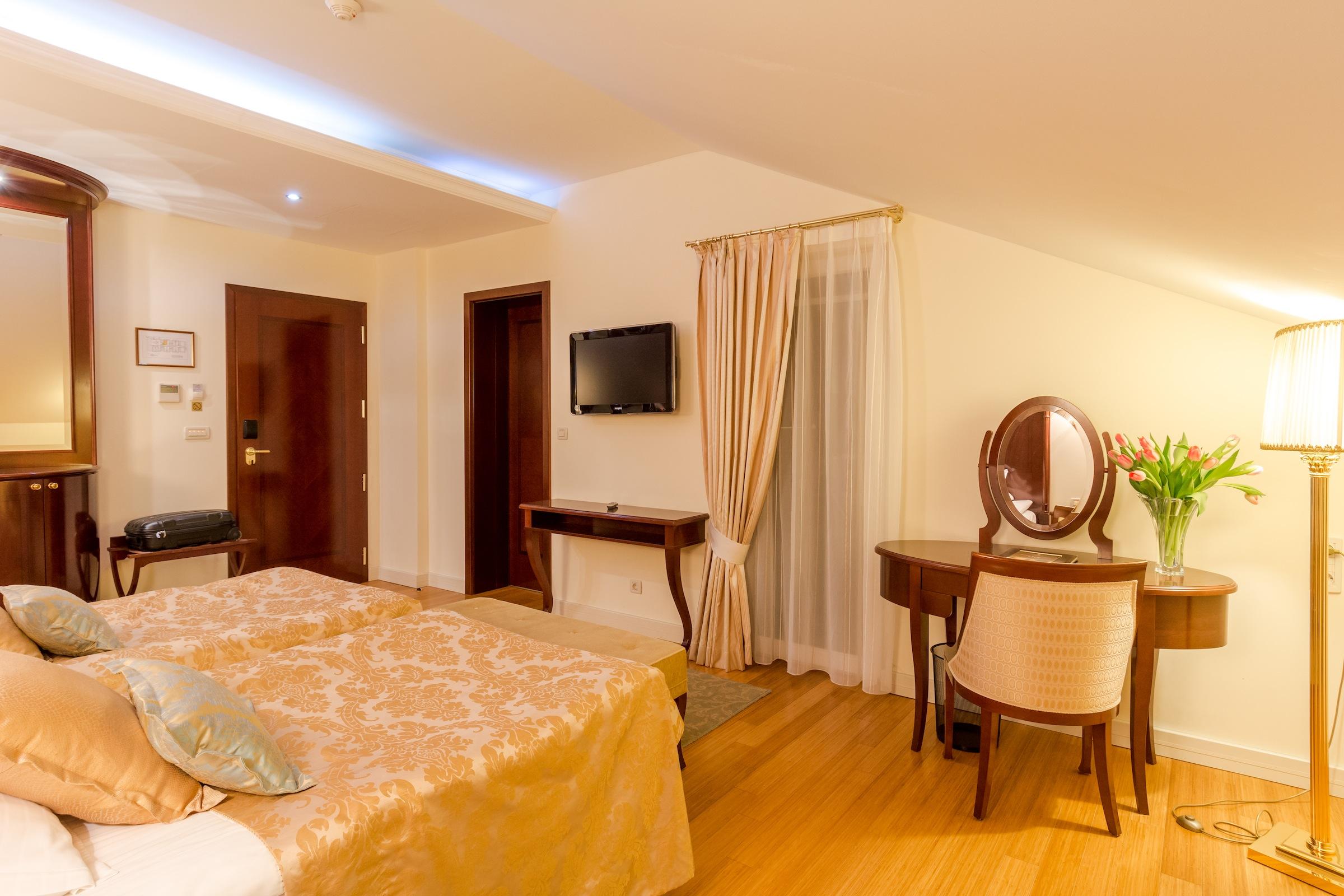 Hotel President Solin Exterior photo