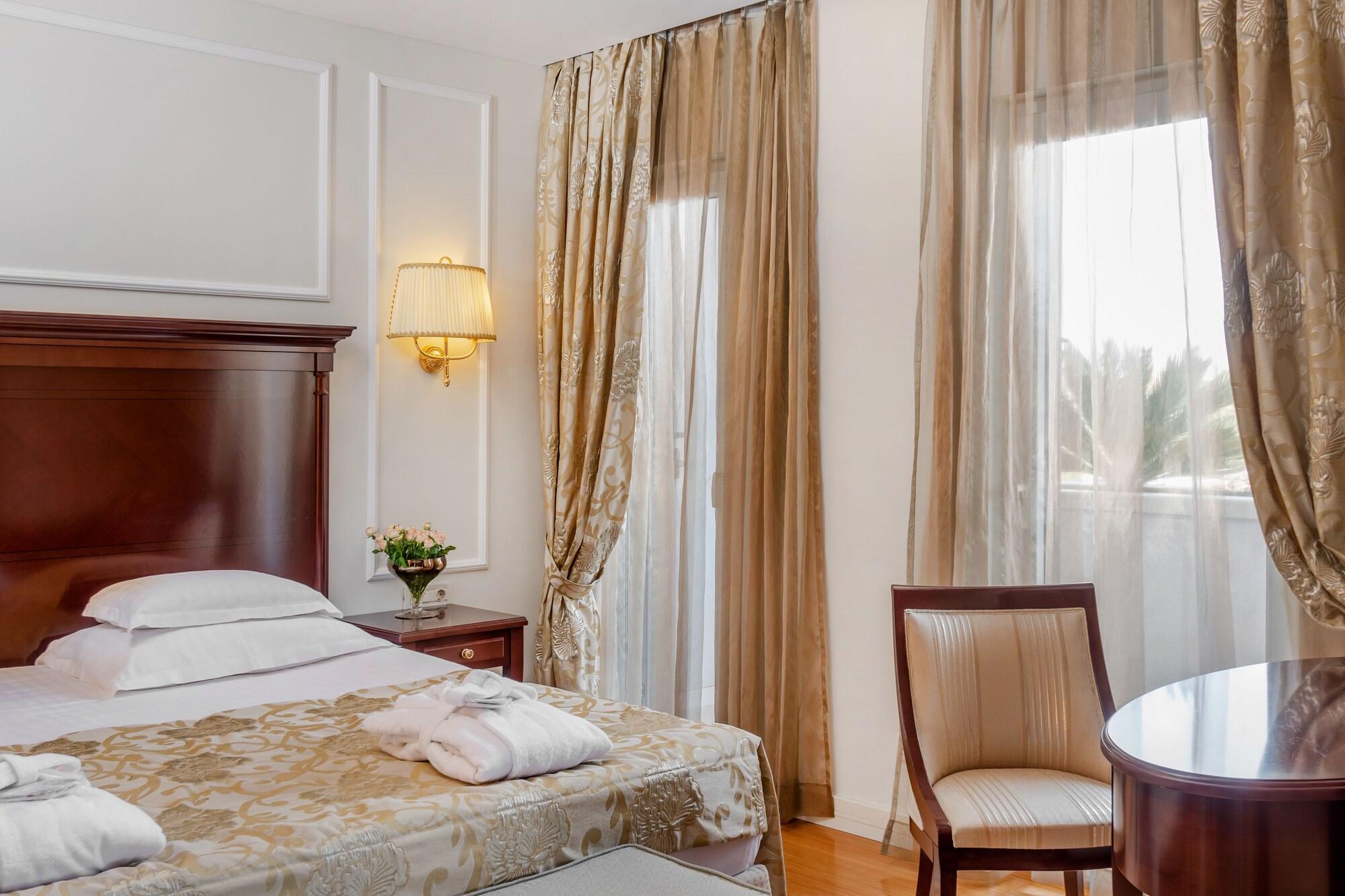 Hotel President Solin Exterior photo