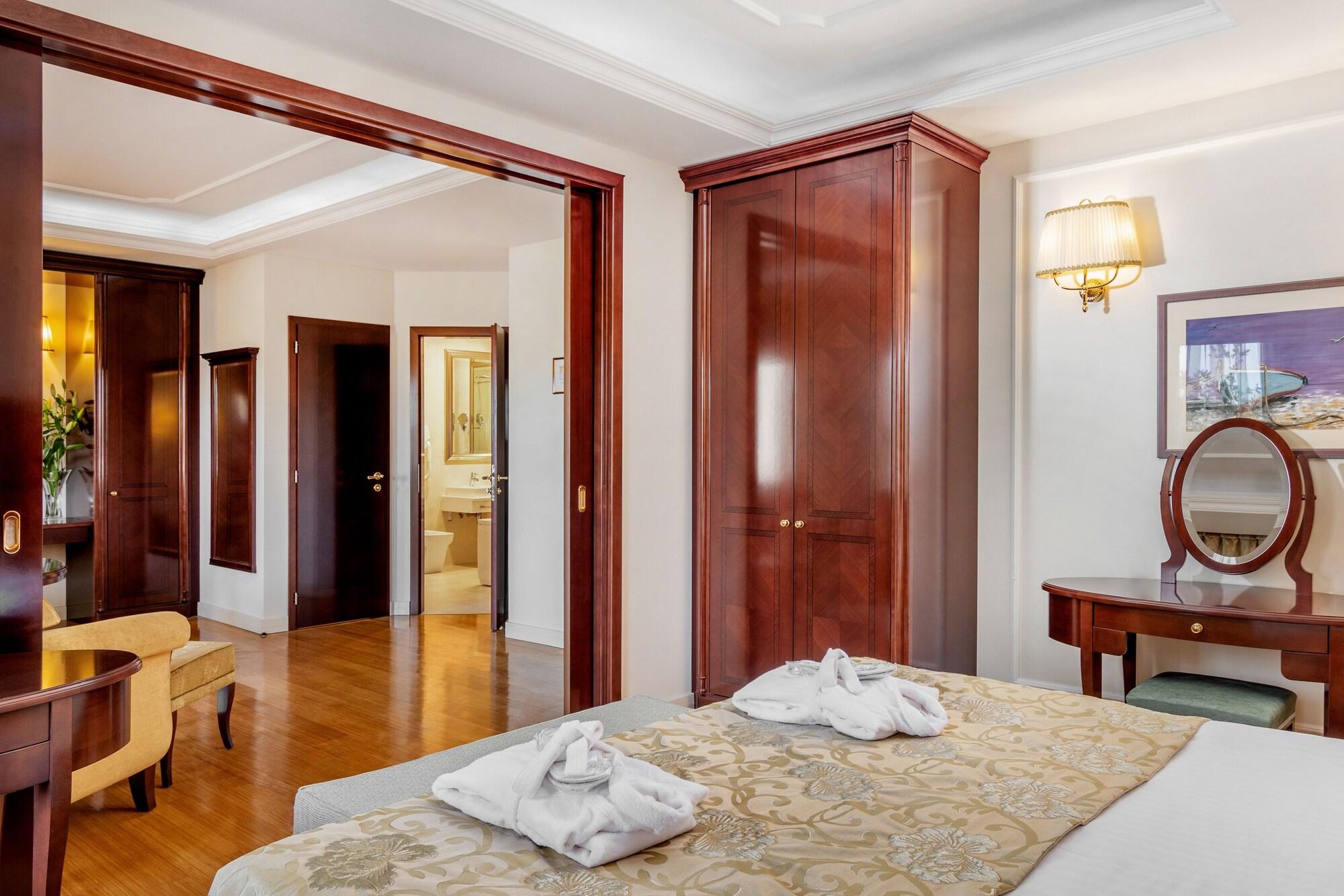 Hotel President Solin Exterior photo