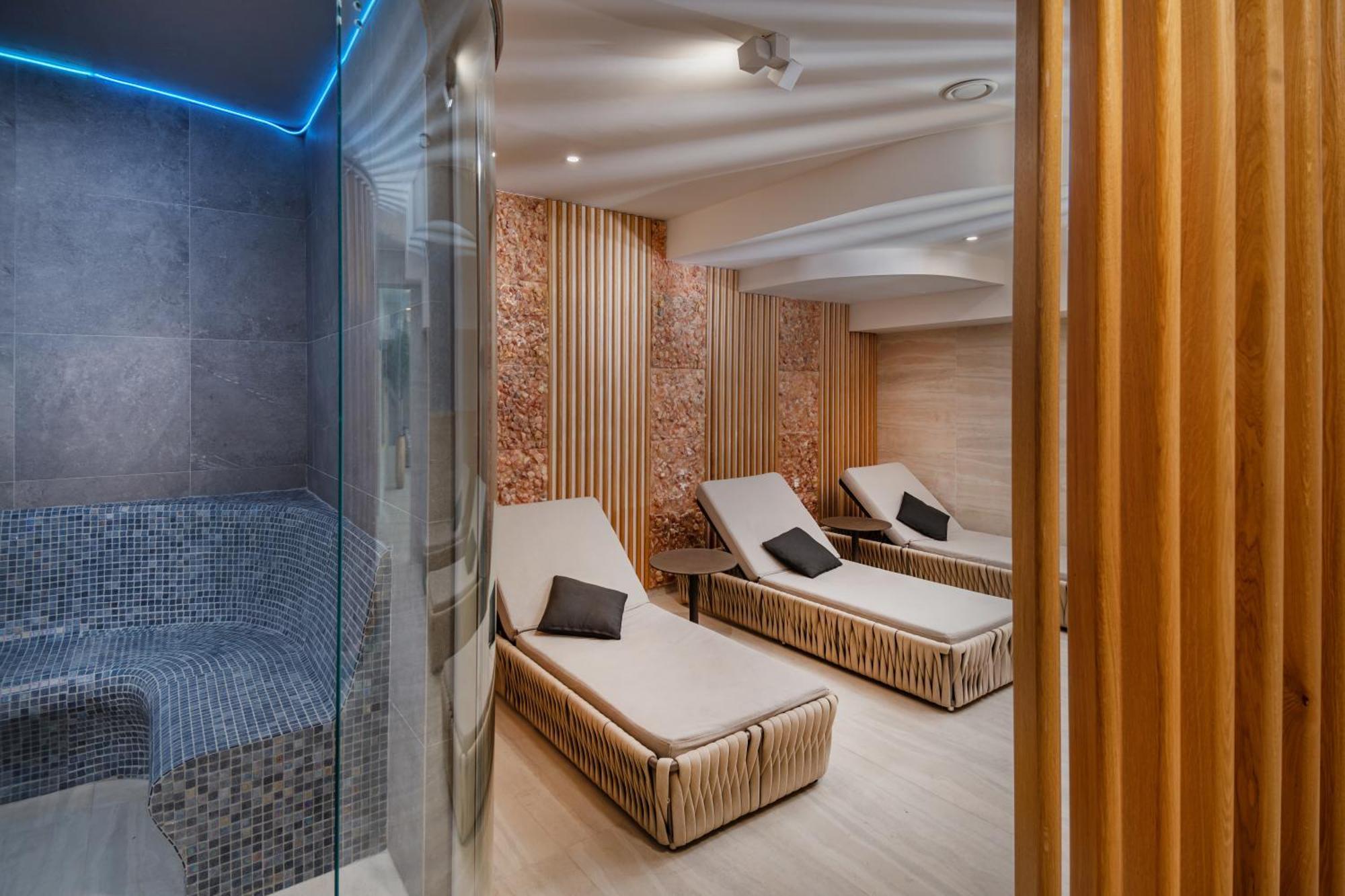 Hotel President Solin Exterior photo
