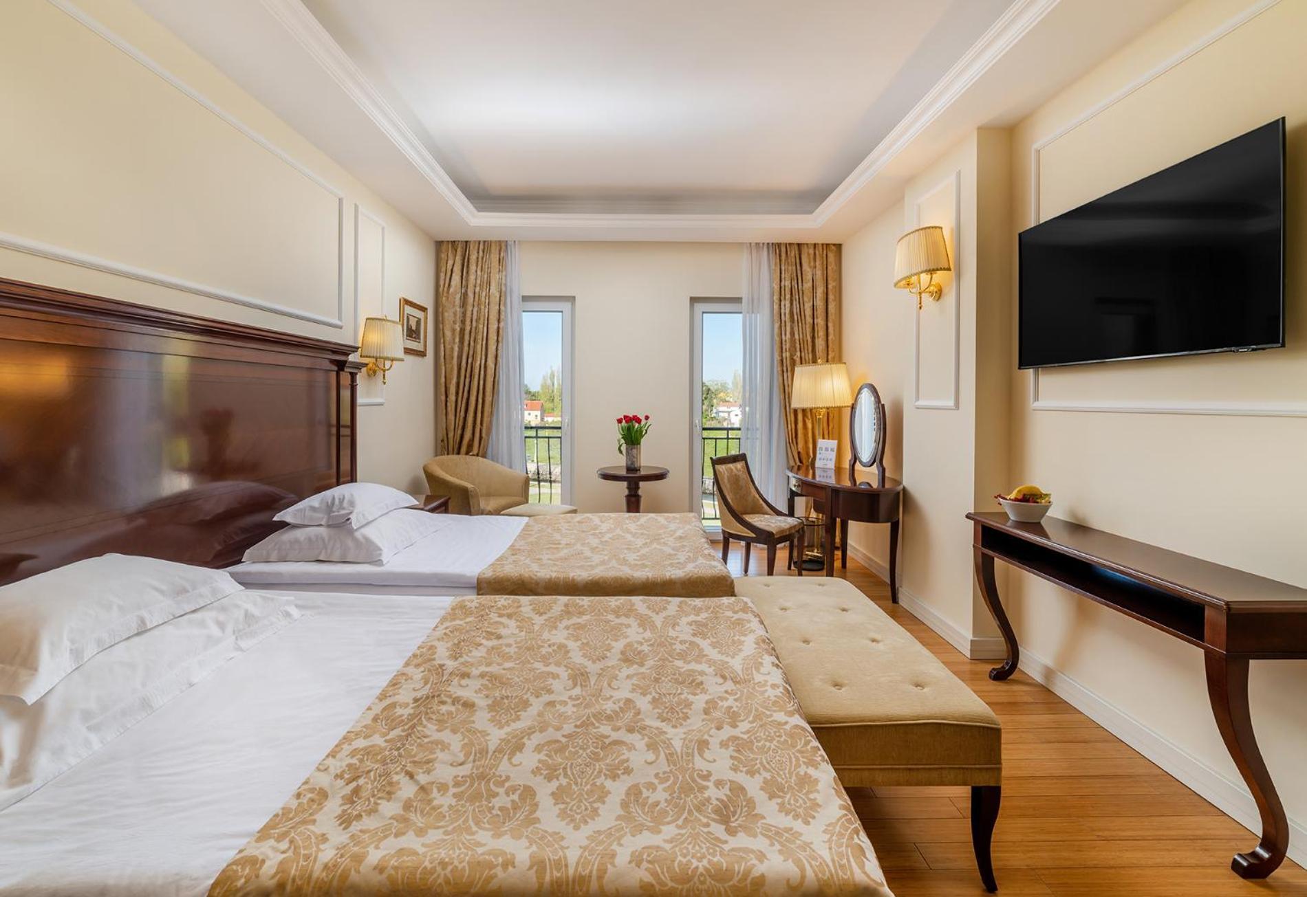 Hotel President Solin Exterior photo